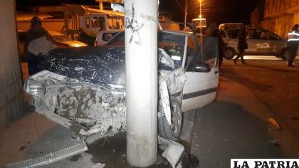 El taxi sufrió varios daños materiales /LA PATRIA
