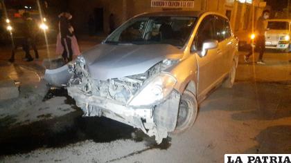 El conductor del coche fue auxiliado ante la colisión intempestiva /LA PATRIA

