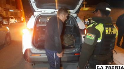 La Policía traslada al implicado a Tránsito para tomarle la prueba de alcotest / LA PATRIA
