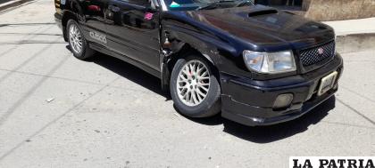 El choque provocó deterioros en la llanta del coche negro  /LA PATRIA
