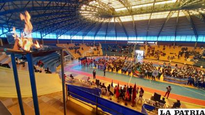 El encendido de la llama olímpica en Huanuni durante la inauguración de los Juegos Estudiantiles /GAMH
