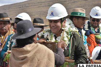 Gobernador Vedia fue recibido con algarabía en los inicios de obra / Gador