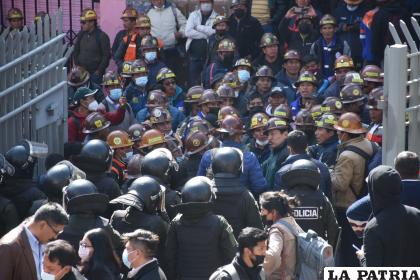 El teleférico de la línea morada intentó ser tomada por los manifestantes cooperativistas/ APG