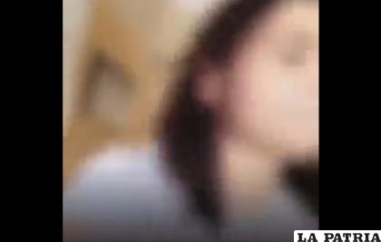 La profesora en la clase virtual /Captura video