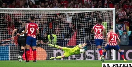 Carrasco en los últimos minutos tuvo la oportunidad de anotar de penal para el triunfo del Atlético de Madrid, pero su remate fue contenido / as.com