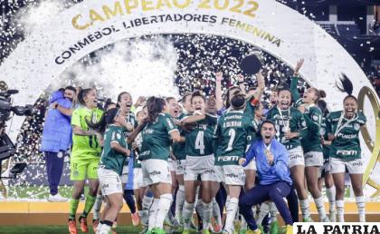 Jugadoras de Palmeiras celebran el título con el trofeo en manos
/elnuevosiglo.com
