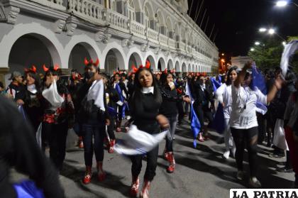 Estudiantes de distintos colegios ultiman detalles de la danza que presentarán el domingo /LA PATRIA