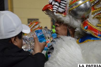 El Colegio Bolívar ensayó ayer con trajes para la entrada del VISO /  LA PATRIA