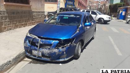 El taxi tiene daños materiales en su estructura / LA PATRIA

