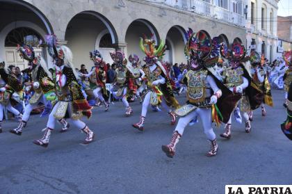 Estudiantes bailando por devoción a la Virgen del Socavón /LA PATRIA Archivo