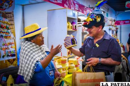 Gobernador Johnny Vedia visitó el Pabellón Oruro /Gador