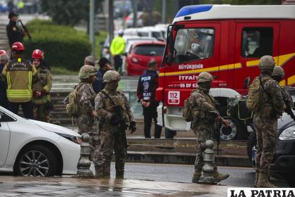 Fuerzas de seguridad turcas acordonan un área luego de una explosión a manos de un atacante suicida, el domingo 1 de octubre de 2023 en Ankara / AP
