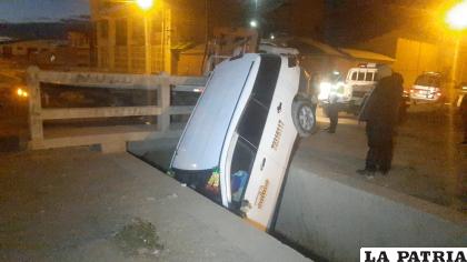 El coche fue encontrado encunetado la madrugada de ayer /LA PATRIA