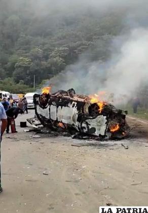 Momento del incendio del minibús en plena carretera /El Defensorial