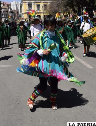 Colorido de la zampoñada del colegio Abya Yala