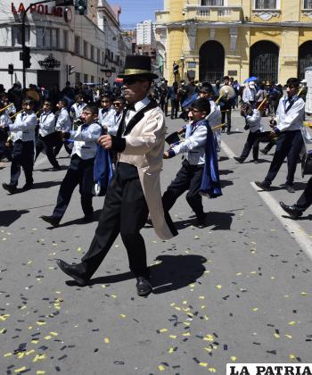 Maestros del colegio â€œJosermo Murillo Vacarrezaâ€ danzaron junto con sus estudiantes