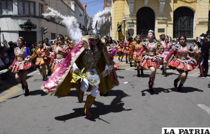 La diablada de la unidad educativa Ferroviaria presente en el VISO 2023 