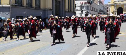 Las señoritas del ??Pantaleón Dalence Jiménez? desbordaron alegría con tonadas de los chicheños