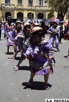Gracia al bailar de las estudiantes del colegio Corazón de Jesús al ritmo de los potolos 