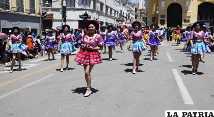 Señoritas del Liceo Oruro turno tarde, alegres al ritmo del salay