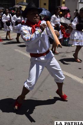 Emoción de los estudiantes de la unidad educativa Ayacucho bailando la saya 