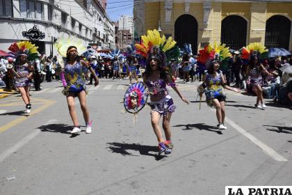 Los tobas del colegio ??Santa Rosa? 2 con mucha energía en su paso por la plaza 10 de Febrero