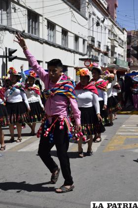 Estudiantes de La Kantuta 3 alegraron a todos al ritmo de la moseñada