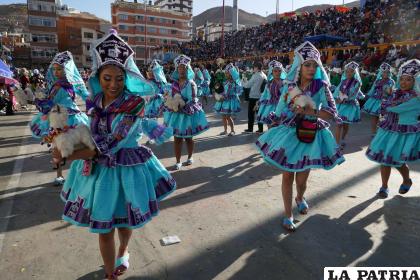 Las señoritas del María Quiroz igualan el paso con mucha destreza