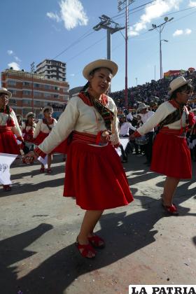 La tarqueada de la unidad educativa Insco secundaria hace su paso por la Avenida Cívica