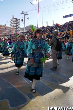 Las señoritas del Oblitas danzando wititis
