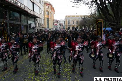 Caporales del Ignacio León 2 pasando por la plaza 10 de Febrero