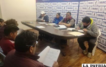 Pedro Valda (centro) seguirá al mando por cuatro años más /LA PATRIA