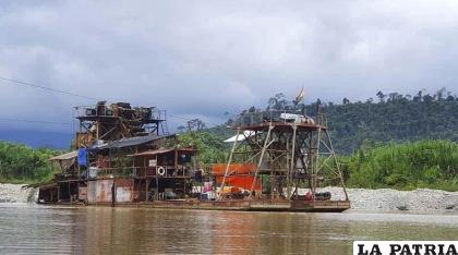 Las dragas chinas que operan en la explotación de oro en los ríos de La Paz /Jimena Mercado