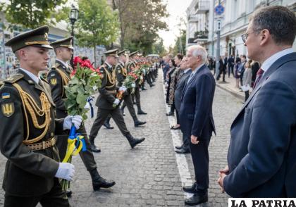 El ministro de Asuntos Exteriores de Ucrania, Dimitro Kuleba, y el jefe de la diplomacia de la UE, Josep Borrell, asisten en Kiev a una ceremonia en el memorial del soldado caído /REUTERS