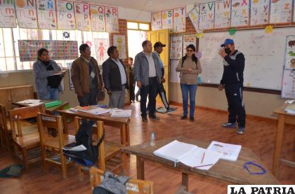 La legisladora en una escuela del municipio de Todos Santos /Cortesía