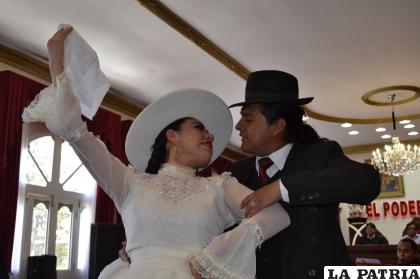 El coqueteo en los pasos de la cueca /Arturo Herrera 
