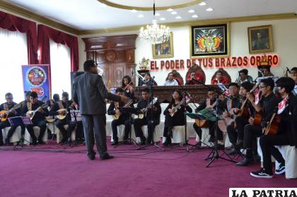 Estudiantes de la EBIM en su concierto reviven tradicionales cuecas /Arturo Herrera