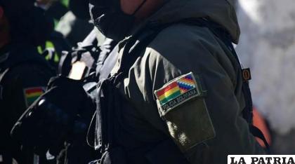El efectivo policial se aprovechó de la mujer cuando fue arrestada /Referencial
