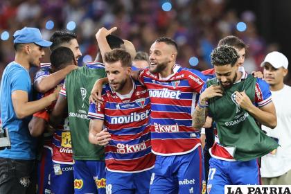 Jugadores de Fortaleza celebran la clasificación a su primera final internacional /EFE