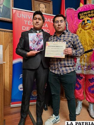Jairo Zeballos López (der) de la Facultad de Arquitectura y Urbanismo (FAU) gana concurso de afiches/LA PATRIA 