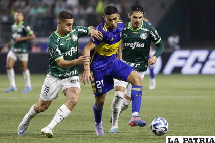 Ezequiel Fernández domina el balón ante la marca de sus rivales /EFE