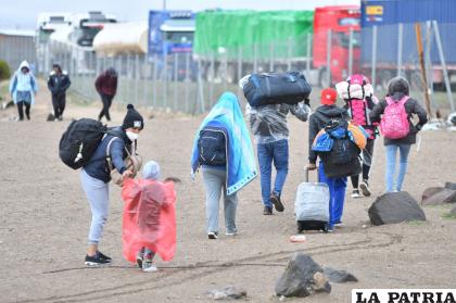 Cada día ciudadanos extranjeros cruzan la frontera con Chile de manera irregular /Emilio Castillo ?? LA PATRIA