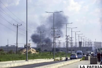 El humo se eleva desde el cruce de Erez durante el asalto a los asentamientos israelíes por parte de militantes de la milicia Ezz Al-Din Al Qassam /EFE