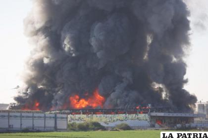 Una estructura en llamas tras un impacto directo en la ciudad israelí de Gedera tras el lanzamiento de cohetes /EFE