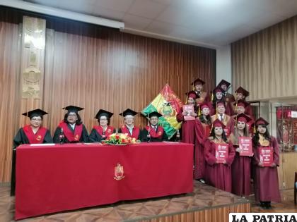 Unior gradúa a profesionales de Medicina y Odontología /LA PATRIA