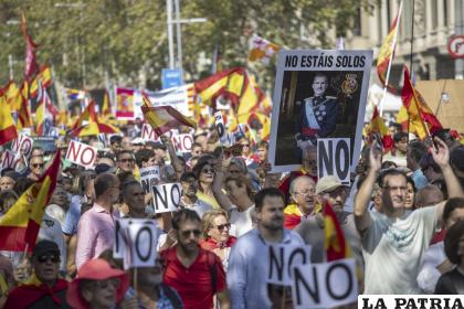 Miles de personas marchan en Barcelona contra la amnistía /Internet