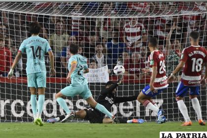 El centrocampista del FC Barcelona Sergi Roberto anota el tanto del empate /EFE