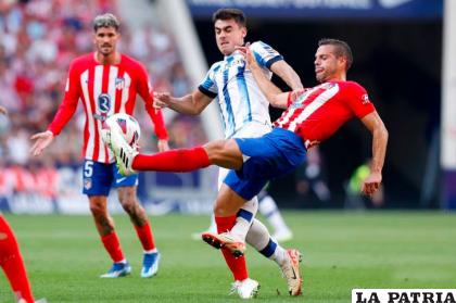 Barrenetxea y Azpilicueta luchan por el control del balón en el cotejo entre Atlético de Madrid y Real Sociedad /as.com