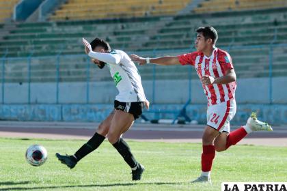 Marco Morgón en su afán de rematar tras dejar a su marcador /Jairo Zeballos