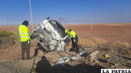 La camioneta terminó siniestrada a un costado de la carretera /LA PATRIA